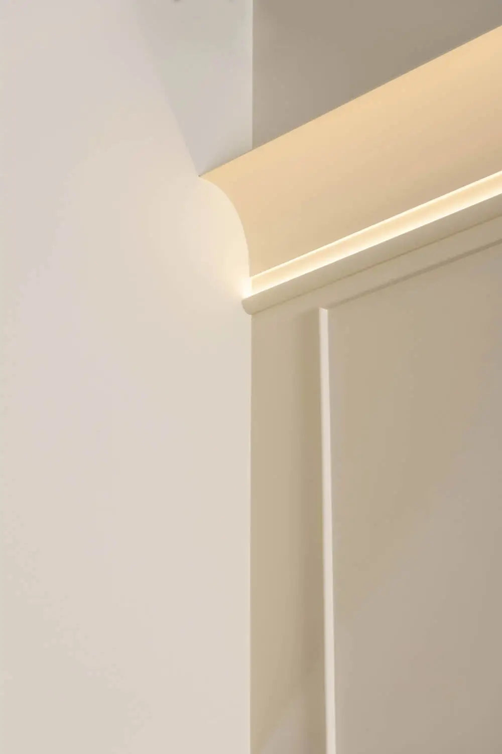 C990 cornice in white  | 216 x 159 x 2000 mm